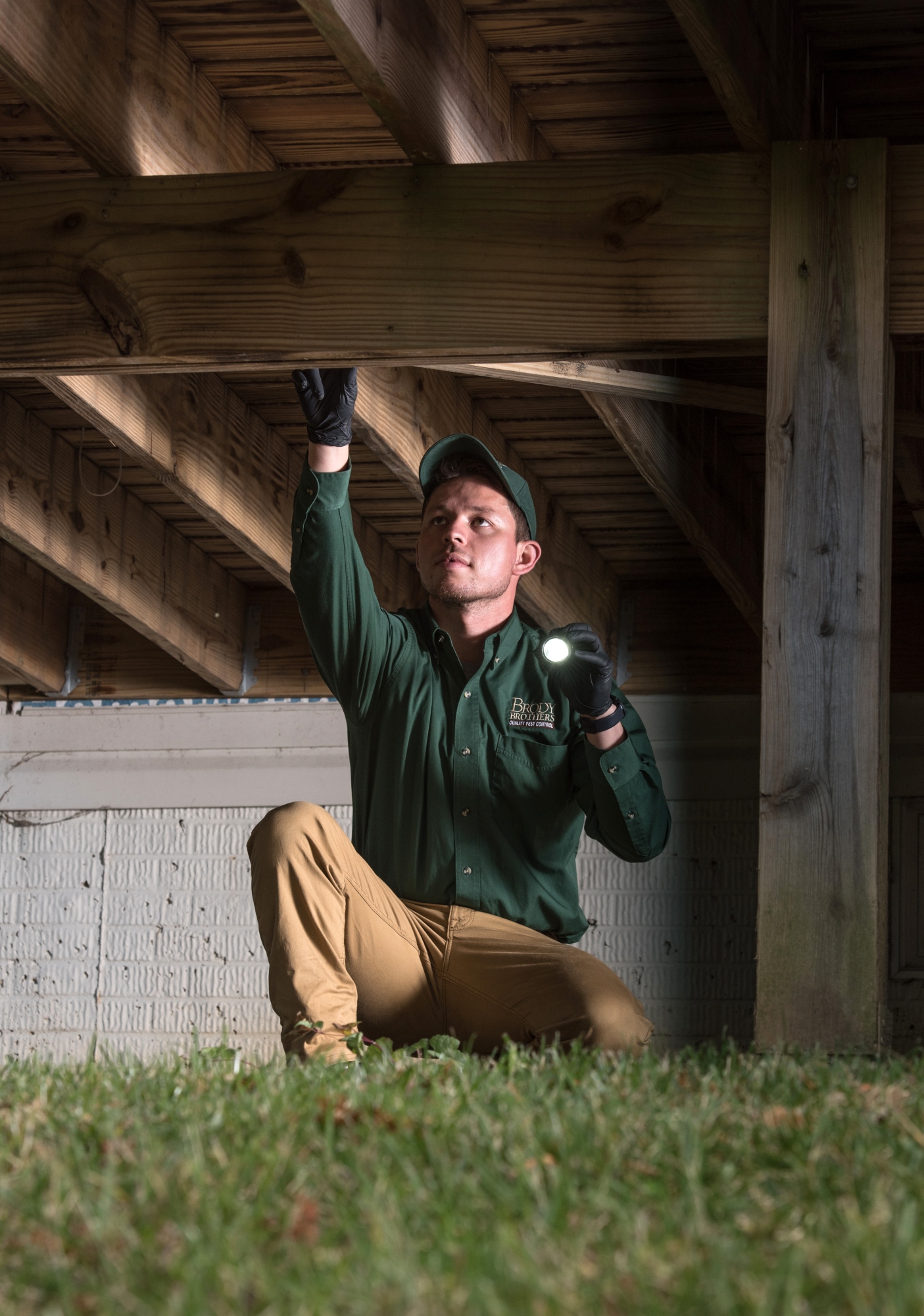 baltimore-rodent-exterminator-inspecting-house